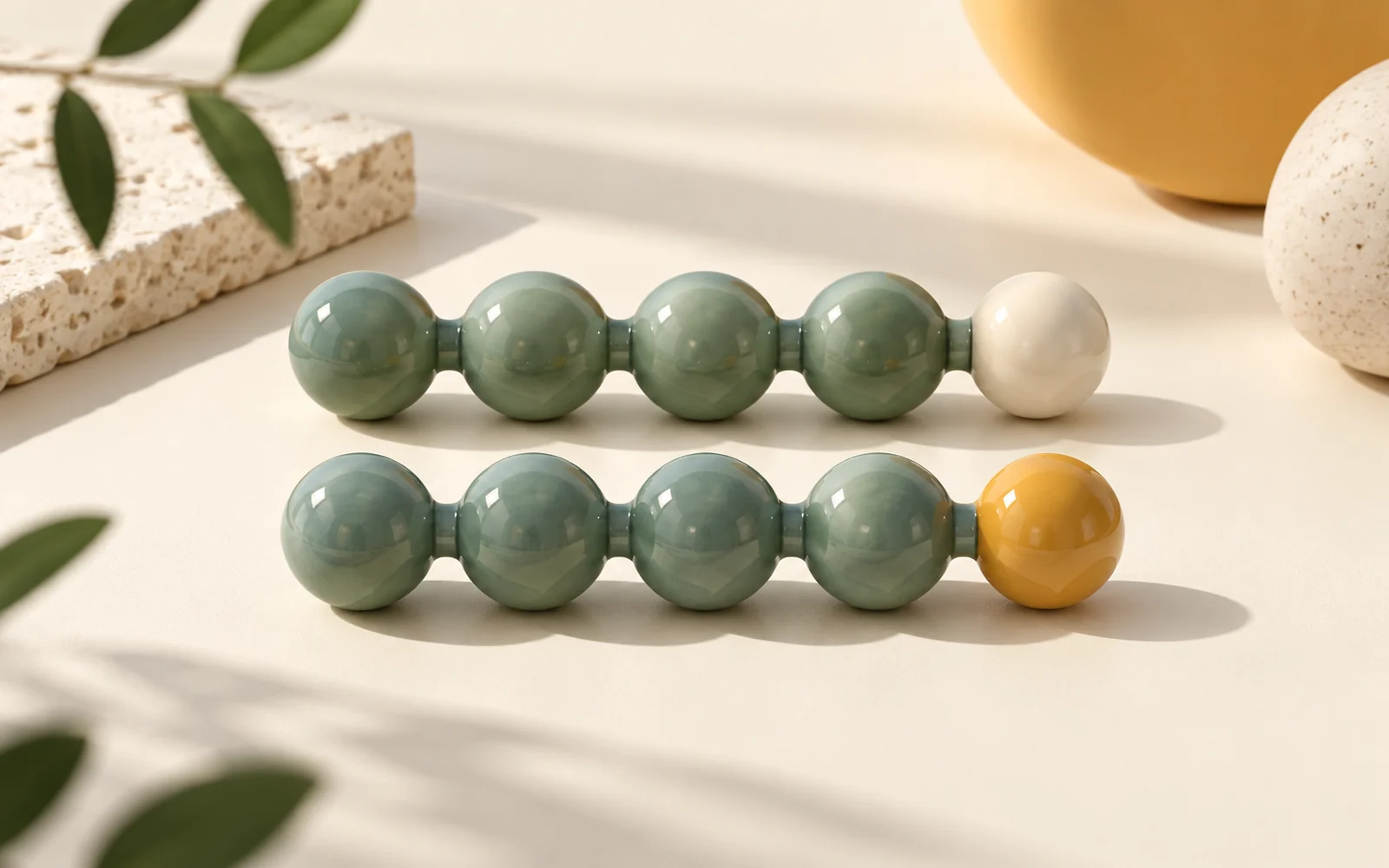 Deux rangées de perles jade dont le dernier élément est ivoire pour l’une et ambré pour l’autre.
