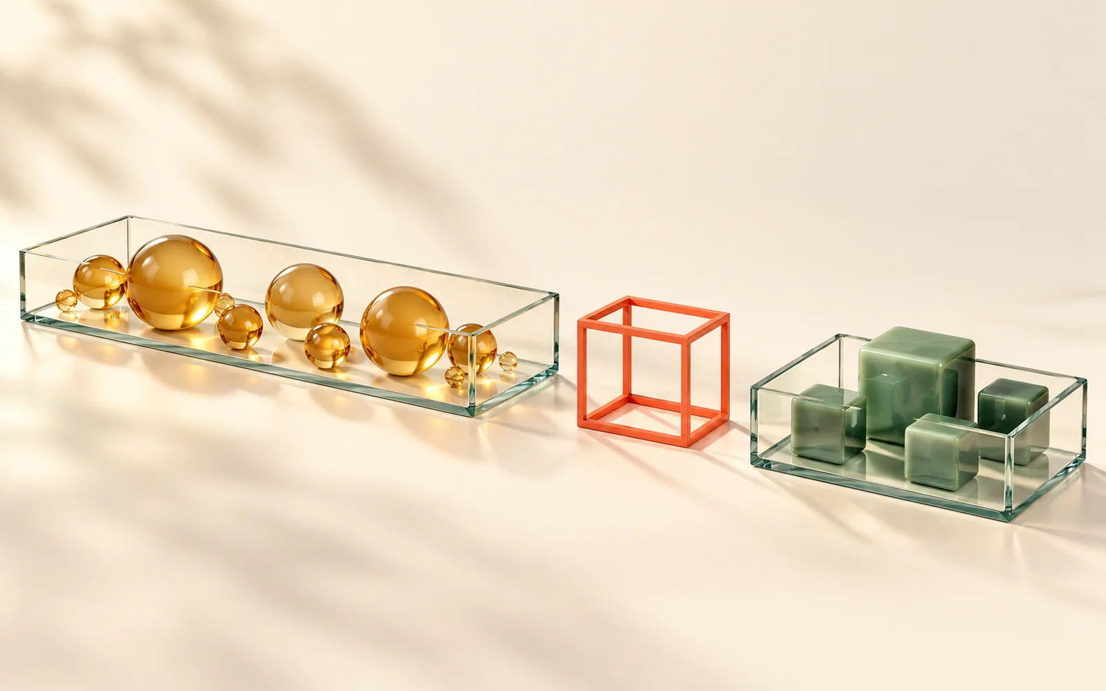 Deux plateaux de verre de longueurs différentes, avec sphères ambre et cubes jade, séparés par un cadre corail
