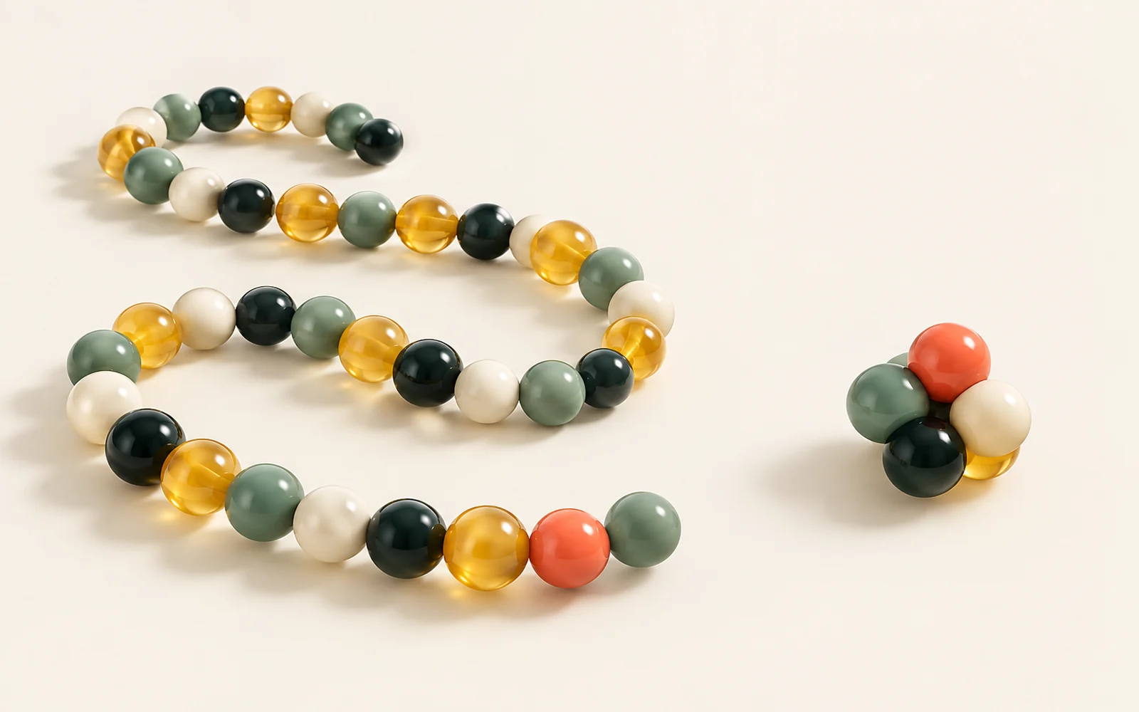 Longue chaîne de perles colorées à côté d’un petit amas compact de sphères, comparaison peptide et petite molécule